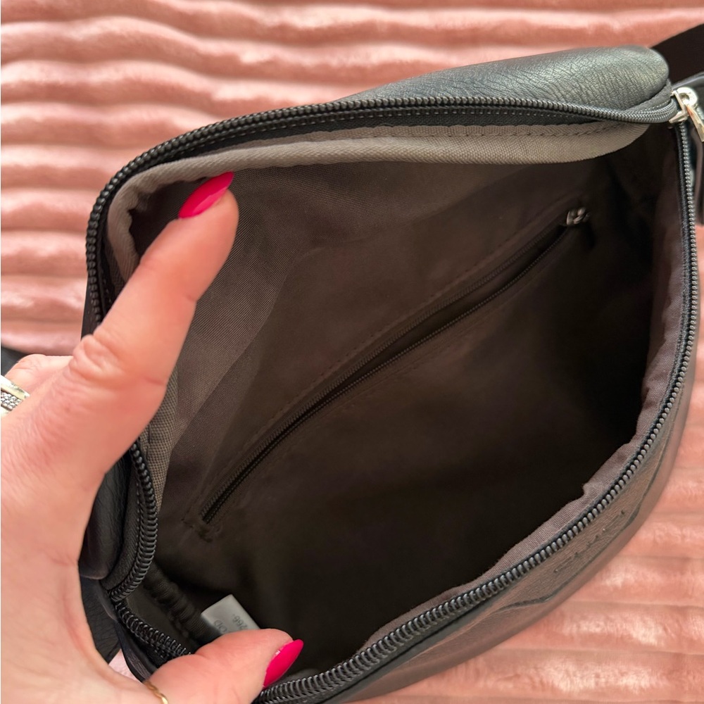 Cluci Black Leather Crossbody Bag - Picture 3 of 4